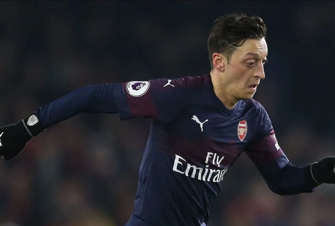Vì sao Ozil vắng mặt trong thảm bại 1-5 trước Liverpool? Mesut Ozil lỡ trận gặp Liverpool vì chấn thương.