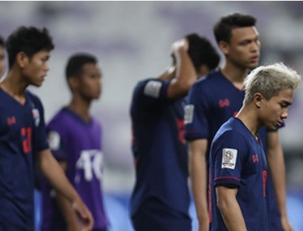 'Messi Thái Lan' rơi lệ khi nói về trận thua trước Trung Quốc Chanathip Songkrasin và các đồng đội đã không thể tiếp tục hành trình tại Asian Cup 2019.