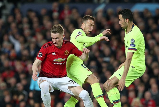 Sao trẻ McTominay: 'Đừng vội gạch tên M.U' Scott McTominay đã chơi chững chạc trước Barcelona.