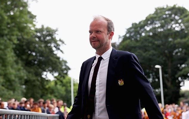 Phó Chủ tịch không đi du đấu cùng M.U, ở nhà nổ 2 'bom tấn' Phó chủ tịch Ed Woodward của M.U.