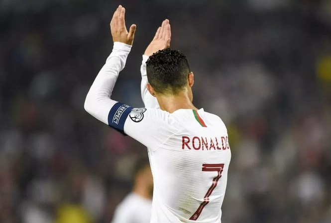 Lập 'cú poker', Ronaldo thiết lập cột mốc lịch sử Cristiano Ronaldo tiếp tục khiến thế giới bóng đá thán phục.