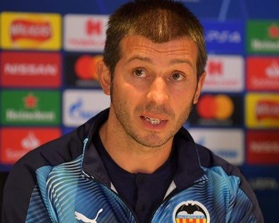 Cầu thủ Valencia đình công ngay trước thềm đấu Chelsea HLV Albert Celades phải tham dự họp báo một mình.