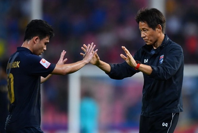 U23 Thái Lan vào tứ kết nhờ nước cờ mạo hiểm HLV Akira Nishino chia vui cùng các học trò.