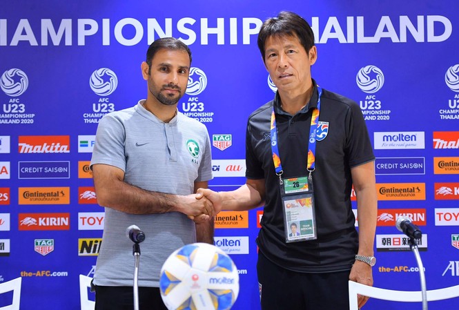 HLV Saudi Arabia hé lộ phương án đấu U23 Thái Lan HLV Saad Ali Al Shehri của U23 Saudi Arabia bắt tay HLV Akira Nishino của U23 Thái Lan.