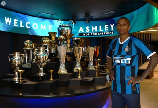 Ashey Young ra đi, ai là thủ quân mới tại M.U? Ashey Young trong ngày ra mắt Inter Milan.