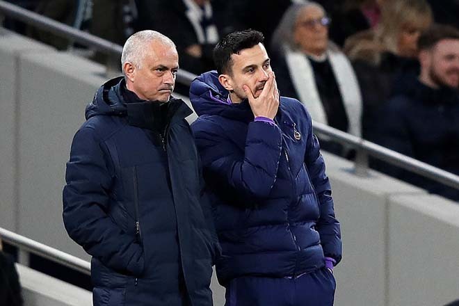HLV Mourinho nói gì khi Tottenham thúc thủ trên sân nhà trước Leipzig? HLV Jose Mourinho thất vọng khi Tottenham thua Leipzig 0-1.