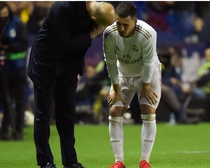 Real Madrid liên tiếp nhận 'tin dữ' trước thềm El Clasico Eden Hazard dính chấn thương nặng trong trận thua 0-1 trước Levante.