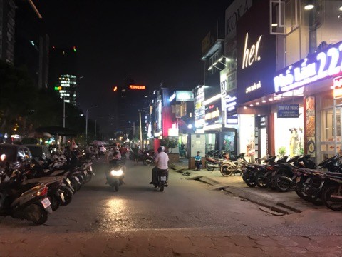 Chi hàng tỷ làm đường chỉ phục vụ cho khu nhà không phép? Hai bên đường là nơi để xe máy, ô tô cho các quán nhậu, quán ăn thuộc khu phố xây không phép