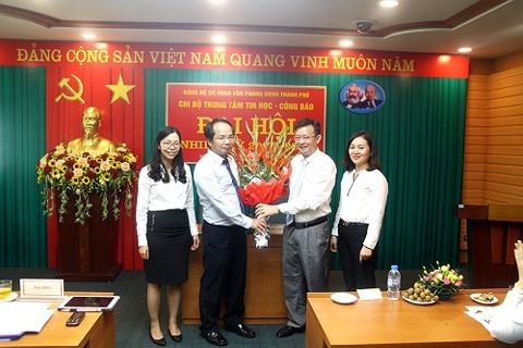 Hà Nội bổ nhiệm phó Chánh văn phòng làm Giám đốc Sở TT&TT Ông Nguyễn Ngọc Kỳ (người thứ hai từ bên phải sang) được bổ nhiệm Giám đốc Sở TT&TT