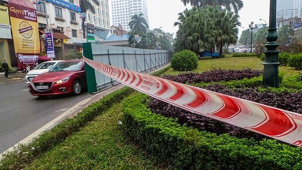 Hà Nội bất ngờ hủy thầu ở đường 'đẹp nhất Việt Nam' Hàng rào bảo vệ đã được dựng lên với nhiều máy móc, thiết bị đang hoạt động tại khu vực cắt xén dải phân cách đường Nguyễn Chí Thanh