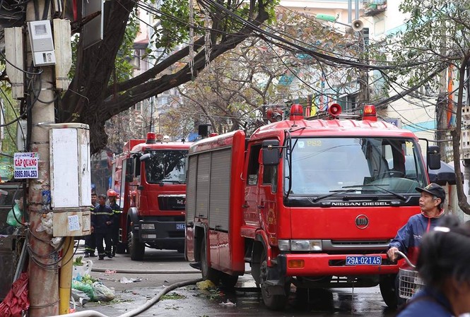 Cháy nhà trong chợ Ngô Sĩ Liên 2h chiều mùng 2 Tết, ngọn lửa bùng phát từ ngôi nhà 4 tầng trong ngõ chợ Ngô Sĩ Liên.