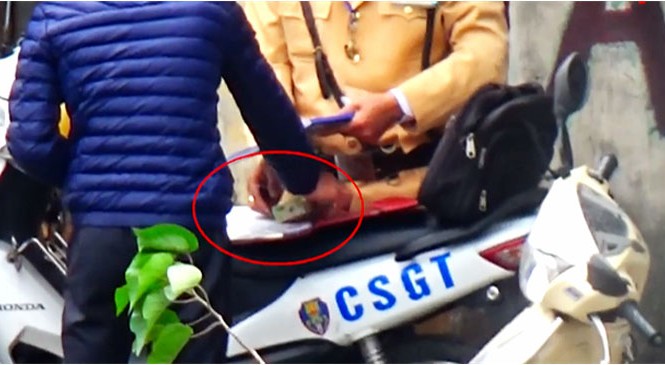CSGT Hà Nội tạm đình chỉ cán bộ, xác minh clip 'mãi lộ' Ảnh cắt từ clip
