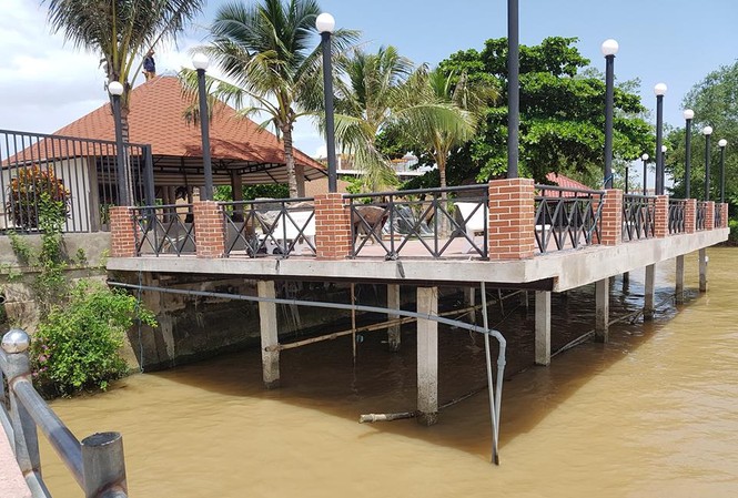 Chính quyền ‘nhầm’ thẩm quyền xử lý dự án Resort lấn chiếm sông Hậu Chủ dự án Cồn Khương River Side Resort đã xây dựng mục công trình kiên cố vị phạm lấn chiếm ra sông Hậu (Ảnh Nhật Huy).
