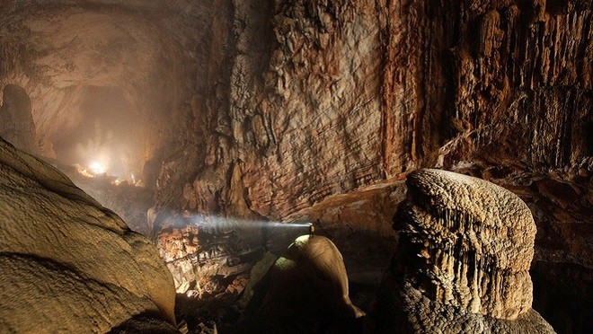 Sơn Đoòng vào top điểm đến 'nghẹt thở' trên thế giới Hang Sơn Đoòng, Việt Nam, thuộc vườn quốc gia Phong Nha - Kẻ Bàng, tỉnh Quảng Bình, là hang động lớn nhất thế giới, và được phát hiện năm 1990. Hiện nay tour thám hiểm Sơn Đoòng kéo dài 5 ngày 4 đêm, với giá 66 triệu đồng.