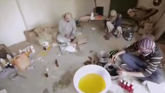 Công nghệ chế biến thuốc giả bằng vữa Công nhân chế biến thuốc giả ở Pakistan. Ảnh: CNN