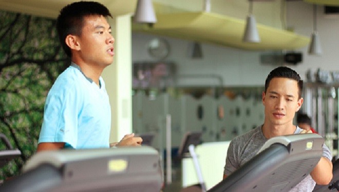 Kim Lý huấn luyện thể hình cho Lý Hoàng Nam Kim Lý hướng dẫn Lý Hoàng Nam trong việc rèn thể hình.