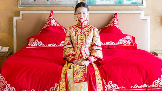 Tài tử 'Vườn sao băng' bế vợ trong lễ rước dâu Sina đưa tin hôm 3/9, hôn lễ của tài tử Chu Hiếu Thiên và cô dâu Hàn Văn Văn tại đảo Bali, Indonesia mở đầu với nghi lễ đón dâu truyền thống. Cô dâu Hàn Văn Văn chờ chú rể tới xin đón dâu. Phòng tân nương ngập tràn sắc đỏ tượng trưng cho sự hạnh phúc viên