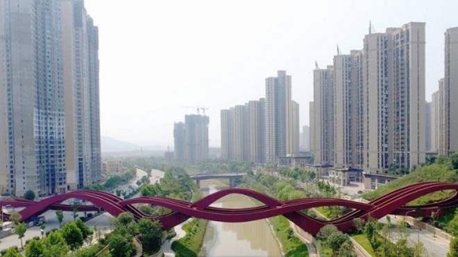 Cầu đi bộ ngoằn ngoèo như mê cung ở Trung Quốc Cầu đi bộ Dragon King Kong ở thành phố Trường Sa, tỉnh Hồ Nam, Trung Quốc được khánh thành hôm 18/9, China News đưa tin.