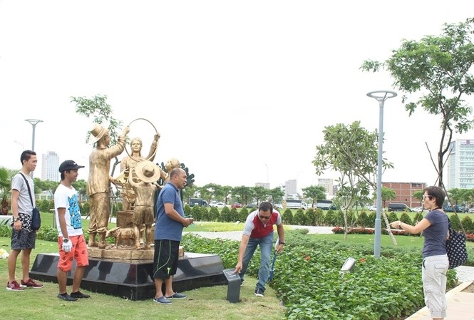 Cần bao nhiêu tiền để khu 'đất vàng' ven sông Hàn thành công viên? Du khách tham quan công viên APEC, liền kề công viên APEC là vệt đất "vàng" rộng khoảng 10ha thành phố Đà Nẵng đã giao cho các nhà đầu tư. Cử tri và đại biểu HĐND thành phố kiến nghị thu hồi khu đất này để làm công viên, quảng trường trung tâm bởi thành