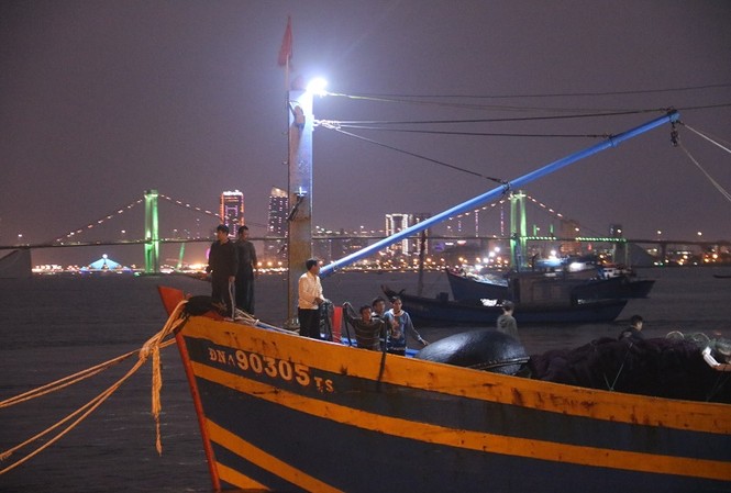 Giải cứu tàu cá chở 11 ngư dân gặp nạn trên biển Tàu cá ĐNa 90305 TS cùng 11 ngư dân bị nạn trên biển đã được đưa vào bờ an toàn. Ảnh Nguyễn Thành