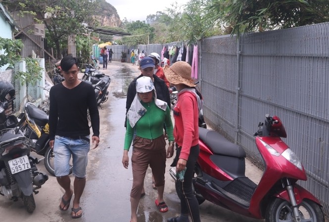 Mở đường dân sinh và 3 lối xuống biển ở dự án Nam Ô Rào chắn lối xuống biển của người dân tại dự án Khu du lịch sinh thái Nam Ô gây xôn xao dư luận. Ảnh Nguyễn Thành