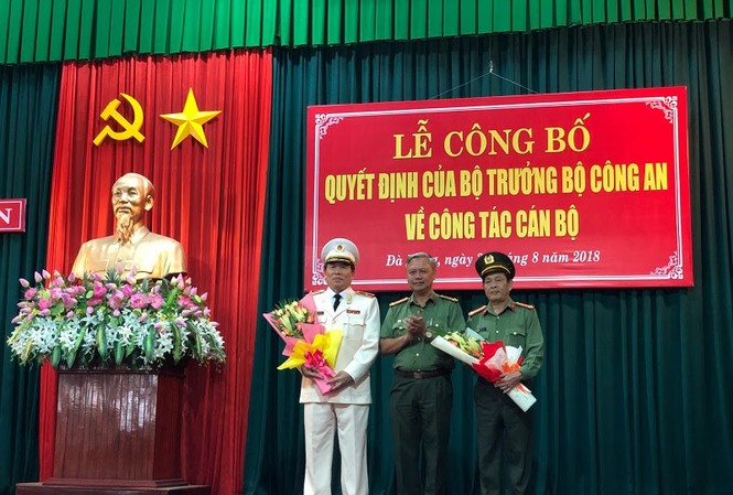 Đà Nẵng có giám đốc công an mới Thiếu tướng Vũ Xuân Viên (áo trắng) được bổ nhiệm làm giám đốc Công an Thành phố thay Đại tá Lê Văn Tam (bên phải, ngoài cùng) chờ nghỉ hưu theo chế độ.