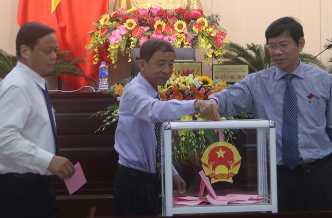 Phó ban Kinh tế - Ngân sách HĐND TP Đà Nẵng xin thôi việc Ông Lê Văn Quang (giữa). Ảnh: Nguyễn Thành