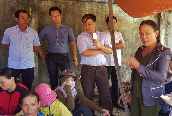 Sau xử phạt tiền tỷ, Công ty Môi trường đô thị 'thay máu' lãnh đạo Người dân sống gần bãi rác Khánh Sơn ( quận Liên Chiểu, thành phố Đà Nẵng) nhiều lần bức xúc, chặn xe vào bãi rác vì ô nhiễm môi trường nghiêm trọng. Bãi rác này được giao cho Cty CP Môi trường đô thị Đà Nẵng quản lý.