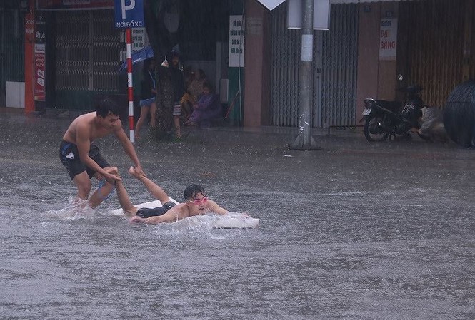 Phố thành sông, thiếu niên Đà Nẵng nô nức tập... bơi Phố thành sông, thiếu niên Đà Nẵng nô nức tập... bơi