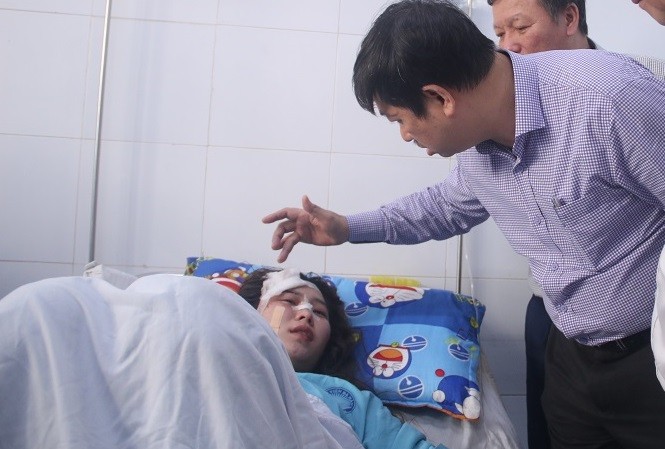 Đà Nẵng hỗ trợ tiền ăn cho bệnh nhân nặng trong dịp tết Phó chủ tịch UBND TP Đà Nẵng Đặng Việt Dũng thăm hỏi các nạn nhân vụ tai nạn trên đèo Hải Vân ngày 8/1 đang chữa trị tại bệnh viện Đà Nẵng. Ảnh: Nguyễn Thành