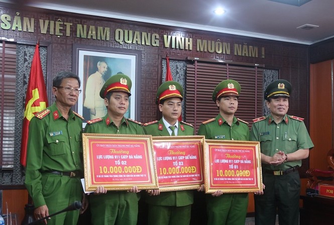Đà Nẵng thưởng 'nóng' lực lượng 911 Ban giám đốc CA TP Đà Nẵng trao thưởng của UBND TP cho 3 tổ công tác của lực lượng 911 (CA TP Đà Nẵng). Ảnh: Nguyễn Thành