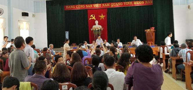Doanh nghiệp bị 1000 người dân Quảng Nam đòi sổ đỏ vi phạm những gì? Hàng trăm người dân mua đất tại 3 dự án của Bách Đạt kéo đến trụ sở ủy ban tỉnh và tham gia buổi tiếp công dân của lãnh đạo tỉnh Quảng Nam vào ngày 9/4.