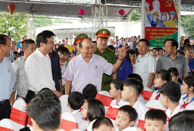 Thủ tướng vui tết Trung thu cùng trẻ em Quảng Nam Thủ tướng Nguyễn Xuân Phúc đón Tết Trung thu ở xã Đại Minh - Ảnh: Nguyễn Hiếu