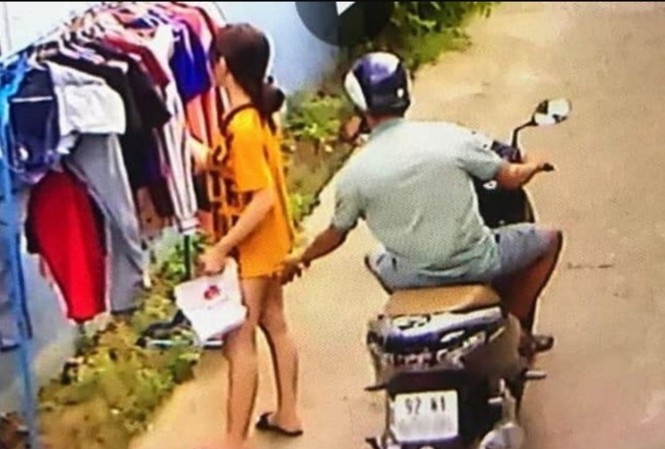 Thanh niên phóng xe máy sàm sỡ cô gái chỉ bị phạt 200.000 đồng? Cô gái bị đối tượng sàm sở khi đang phơi đồ đã bị camera ghi lại.