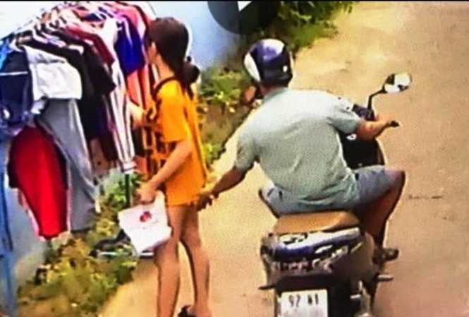 Sàm sỡ cô gái đứng phơi đồ, thanh niên 28 tuổi bị phạt 200.000 đồng Cô gái bị đối tượng sàm sở khi đang phơi đồ đã bị camera ghi lại.