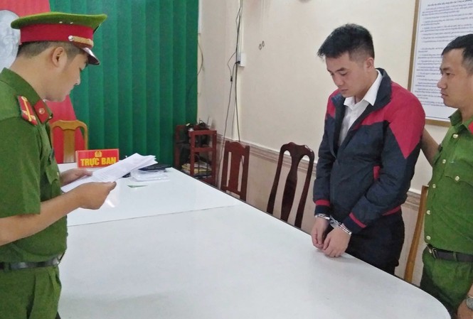 9X lừa bán đất ‘vàng’’ ở Đà Nẵng chiếm đoạt hơn 7,1 tỷ đồng Cơ quan Công an tống đạt quyết định khởi tố, lệnh bắt giam đối với Vũ Xuân Ngữ. Ảnh: CA