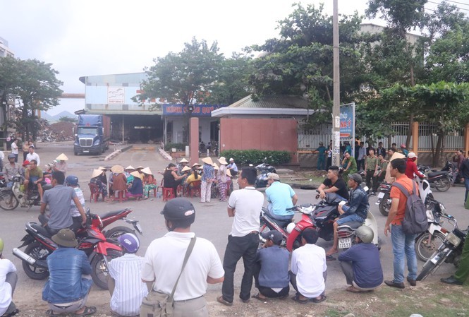 Tiếp tục hoãn phiên tòa Cty CP thép Dana Ý kiện UBND TP Đà Nẵng. Ngưởi dân trong một lần vây nhà máy thép Dana - Ý phản đối ô nhiễm. Ảnh: Nguyễn Thành