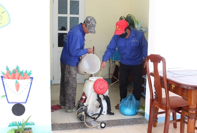 Thêm 3 trường hợp nghi nhiễm Covid-19 nhập viện ở Đà Nẵng Trong thời gian học sinh nghỉ học, các trường học ở Đà Nẵng đã được phun tiêu độc khử trùng. Ảnh:V.N
