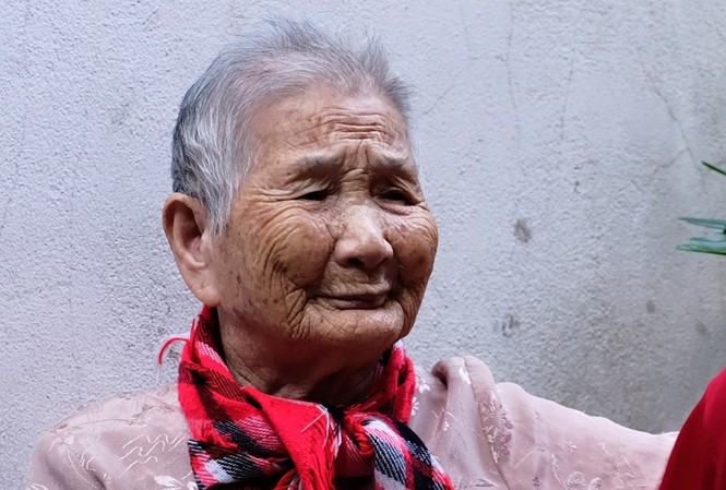 Mẹ Việt Nam anh hùng 91 tuổi ủng hộ bác sĩ tuyến đầu chống dịch Mẹ Việt Nam anh hùng 91 tuổi ủng hộ bác sĩ tuyến đầu chống dịch