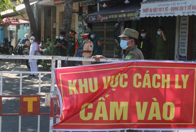 Thêm bệnh viện, khu dân cư ở Đà Nẵng phong tỏa 'nội bất xuất, ngoại bất nhập' Đà Nẵng phong toả thêm bệnh viện quận Cẩm Lệ và khu dân cư thôn Lệ Sơn Nam (Hoà Tiến, Hoà Vang) để dập dịch. Ảnh: Nguyễn Thành