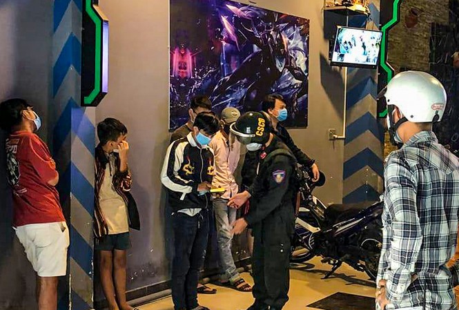 Bất chấp lệnh cấm, hơn chục game thủ tại Đà Nẵng vẫn 'cày' xuyên đêm Công an ập vào quán internet phát hiện các thanh thiếu niên tụ tập, "cày game" giữa mùa dịch COVI-19
