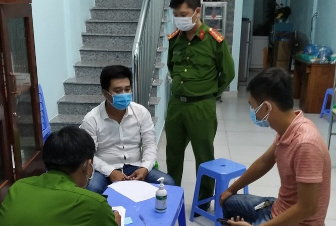 Đã tìm được thanh niên trốn khỏi khu cách ly ở Quảng Nam Đối tượng Phan Quang Hùng (áo trắng) bỏ trốn khỏi khu cách ly tại bệnh viện Quảng Nam đã được tìm thấy và bàn giao cho Công an Quảng Nam xử lý.