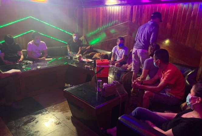 24 người cùng tổ chức động lắc karaoke giữa Đà Nẵng Động lắc karaoke Không gian xưa ở quận Thanh Khê, TP Đà Nẵng vừa bị công an phát hiện.