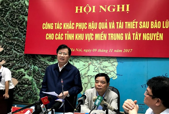 Kiến nghị hỗ trợ khẩn cấp 3.400 tấn gạo cho người dân vùng lũ Phó Thủ tướng Trịnh Đình Dũng yêu cầu các bộ, ngành phải cử các đoàn xuống các địa phương giúp người dân khắc phục hậu quả sau bão lũ