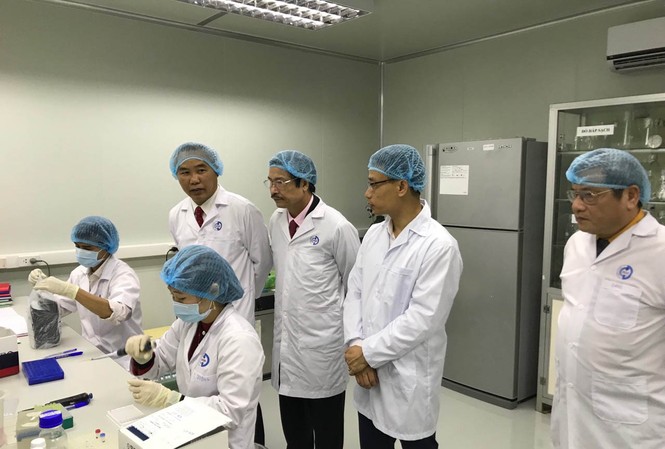 Virus dịch tả lợn châu Phi ở Việt Nam tương đồng virus ở Trung Quốc Thứ trưởng Bộ NN&PTNT Phùng Đức Tiến kiểm tra công tác xét nghiệm mẫu bệnh phẩm tại Trung tâm Chẩn đoán Thú y Trung ương.