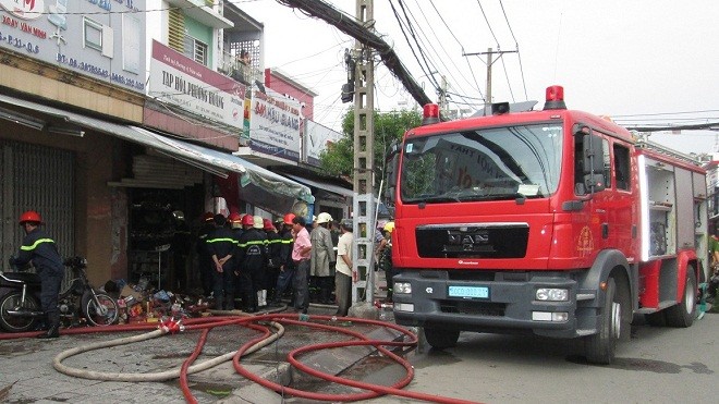 Hai vợ chồng chết thảm trong tiệm tạp hóa cháy Lực lượng PCCC tiến hành dập lửa