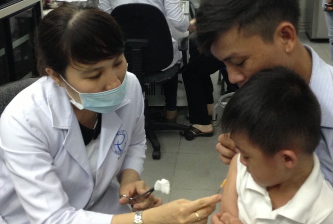 Tiêm vắc - xin sởi: Trên quá tải, dưới đìu hiu Người dân chờ đợi chích ngừa sởi cho con ở Viện Pasteur TPHCM. Ảnh: L.N