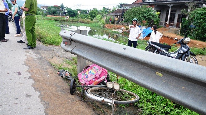 Xe bưu điện tông hai anh em nhập viện Chiếc xe đạp và hai học sinh bị ô tô hất văng xa 10 mét, va mạnh vào tường hộ lan Quốc lộ 1A.