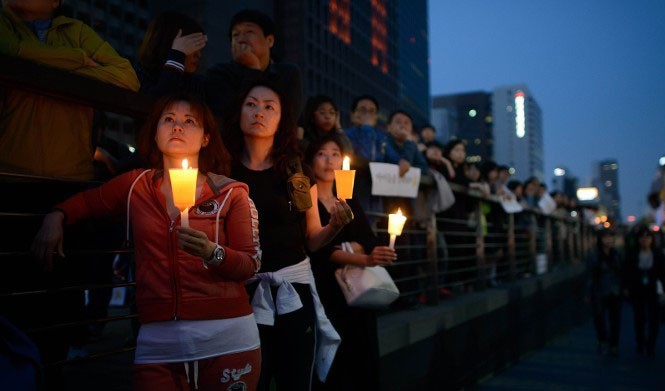 Thuyền trưởng phà Sewol bị buộc tội giết người Người dân Hàn Quốc cầm nến tưởng niệm nạn nhân vụ chìm phà Sewol