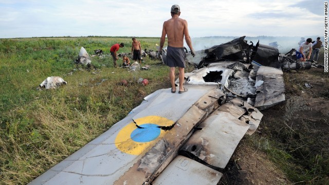 Máy bay quân sự Ukraine trúng tên lửa gần biên giới Nga Xác chiếc Antonov-26 ở Lugansk hôm 14/7.